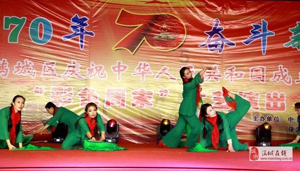 这场活动上，主持人举起酒杯就“干”了，坐在旁边的张兰惊呼“哇噢”
